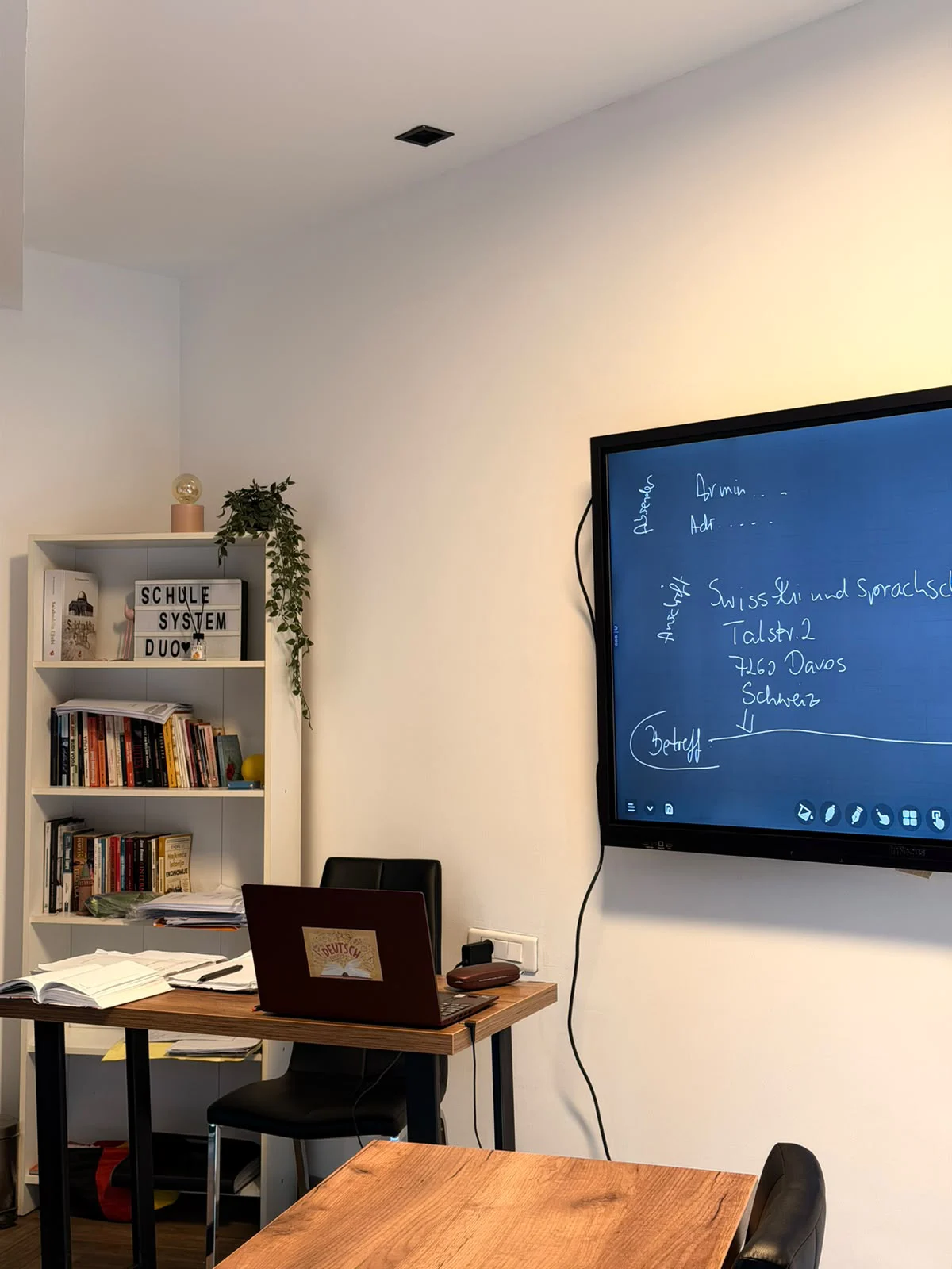 Pametna tabla u učionici SystemDuo akademije