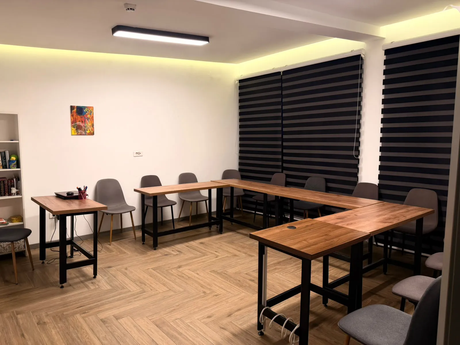 Učionica SystemDuo akademije sa stolovima raspoređenim za grupnu nastavu